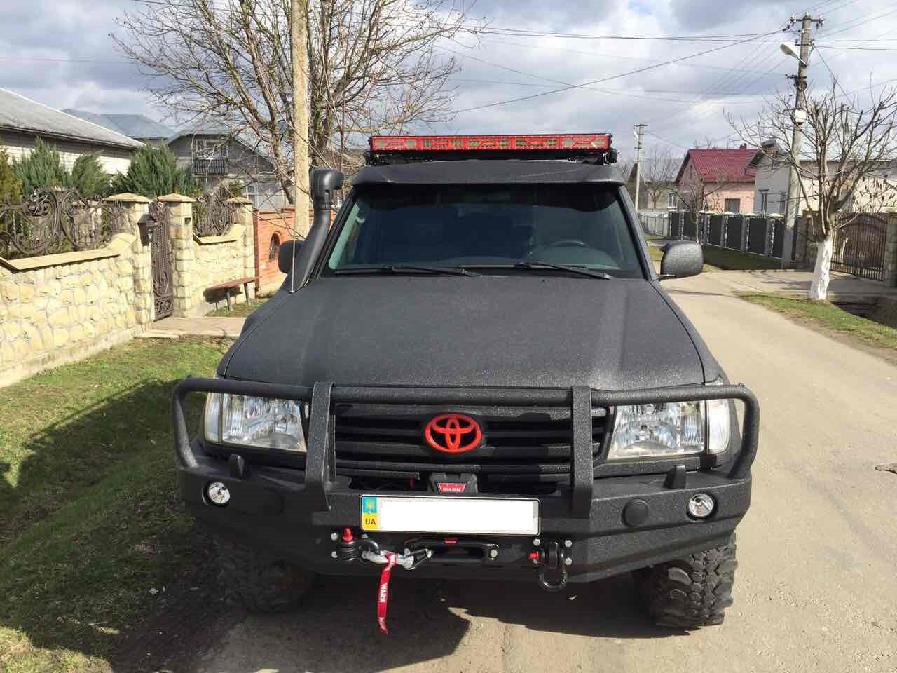 Защита кузова Toyota Land Cruiser 100 полимерным покрытием Line-X