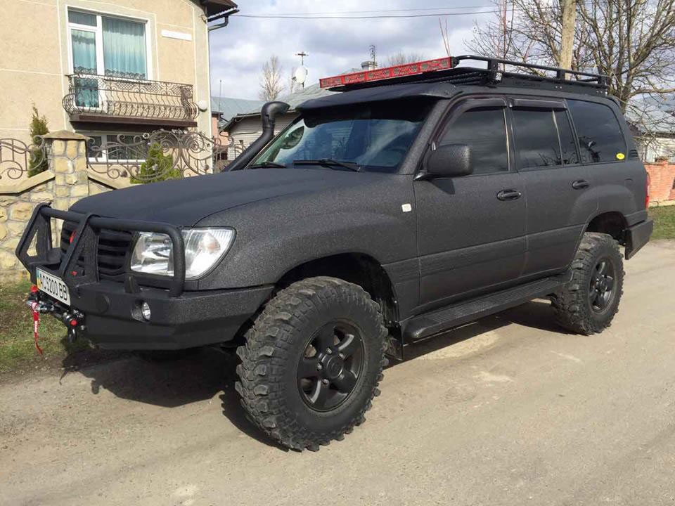 Защита кузова Toyota Land Cruiser 100 полимерным покрытием Line-X
