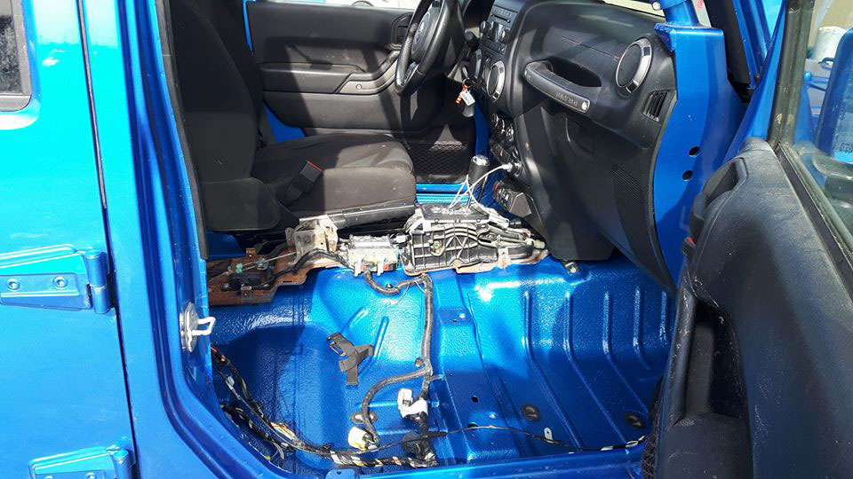 Шумоизоляция и антикоррозийная обработка салона автомобиля защитным полимерным покрытием Line-X