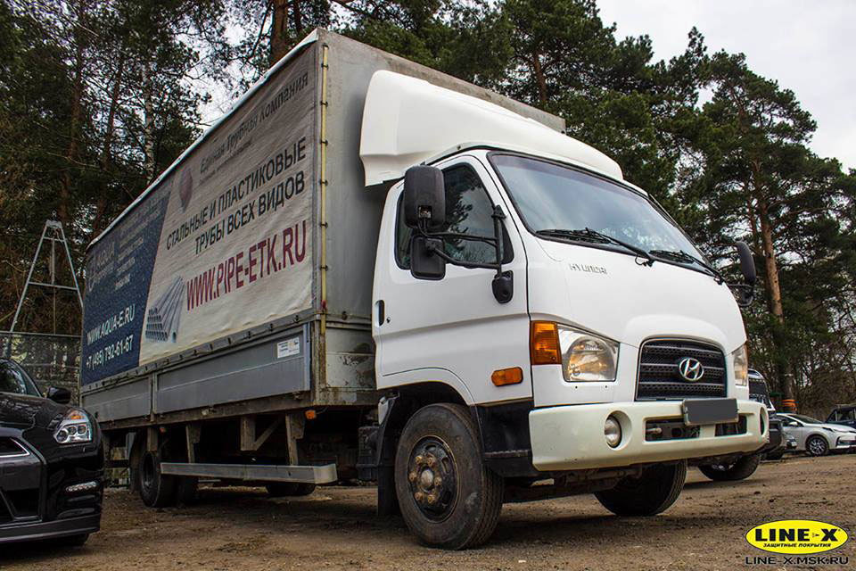 Ремонт кабины грузовика Hyundai HD-78 с помощью нанесения защитного полимерного покрытия Line-X белого цвета