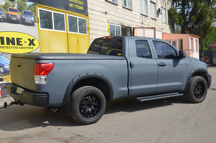 Защита кузова пикапа Toyota Tundra полимерным покрытием Line-X