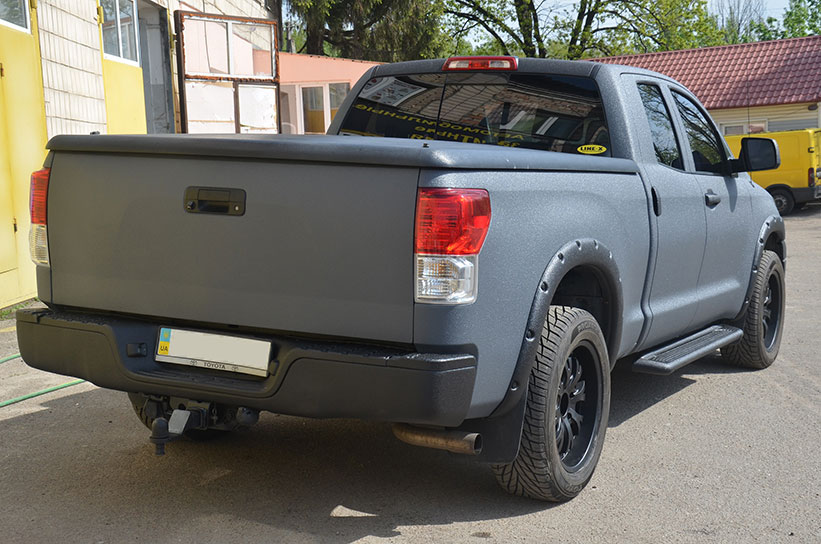 Защита кузова пикапа Toyota Tundra полимерным покрытием Line-X