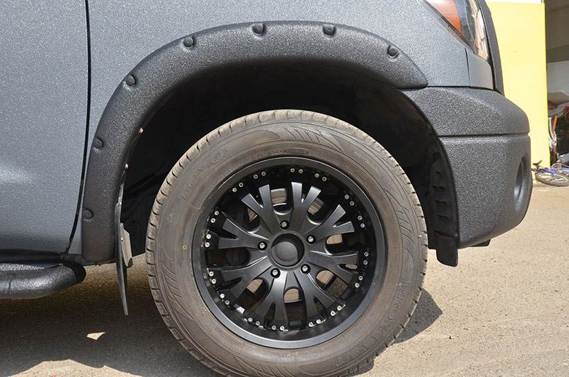 Защита кузова пикапа Toyota Tundra полимерным покрытием Line-X