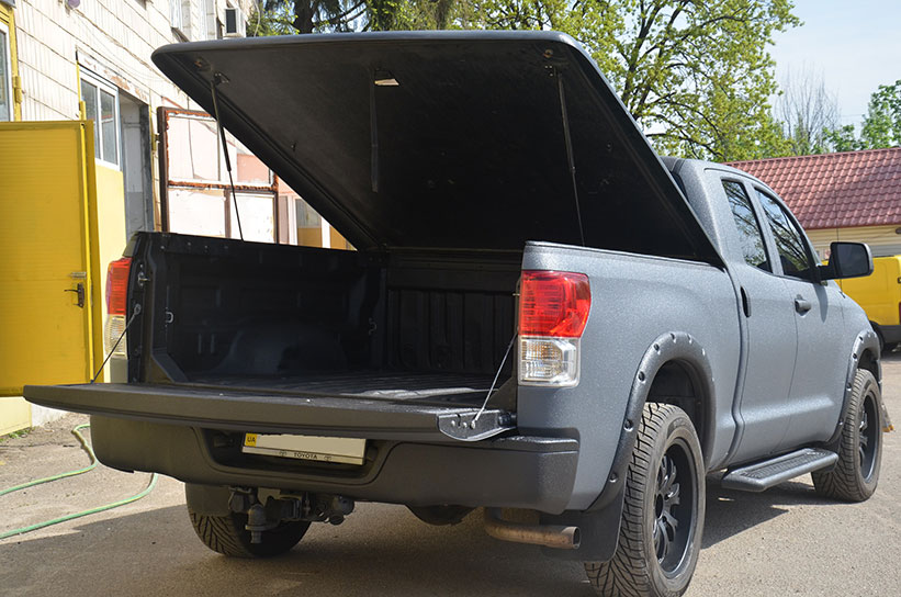 Защита кузова пикапа Toyota Tundra полимерным покрытием Line-X