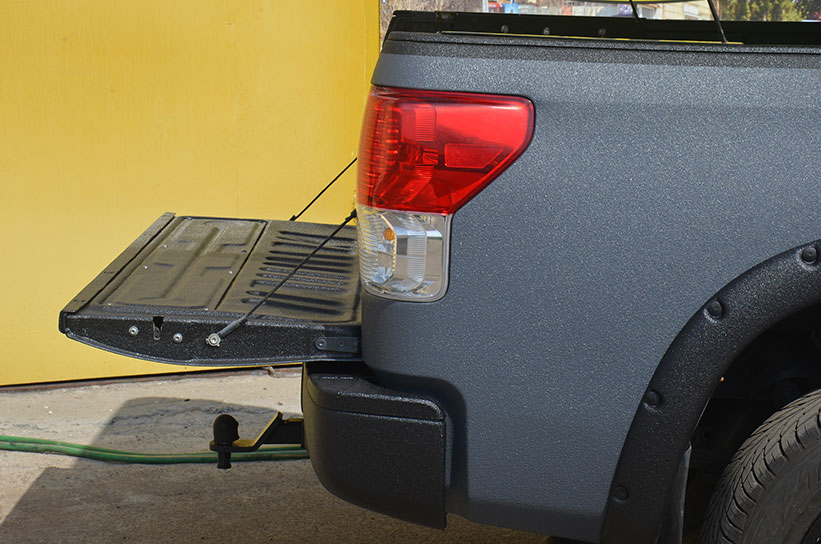 Защита кузова пикапа Toyota Tundra полимерным покрытием Line-X