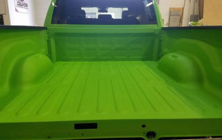 Защита грузового отделения багажника автомобиля от механических повреждений и коррозии полимерным покрытием Line-X