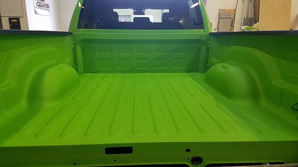 Защита грузового отделения багажника автомобиля от механических повреждений и коррозии полимерным покрытием Line-X