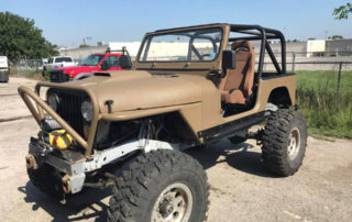 Суперлифтованный Jeep Wrangler на классической рессорной подвеске получил полимерную защиту кузова Line-X