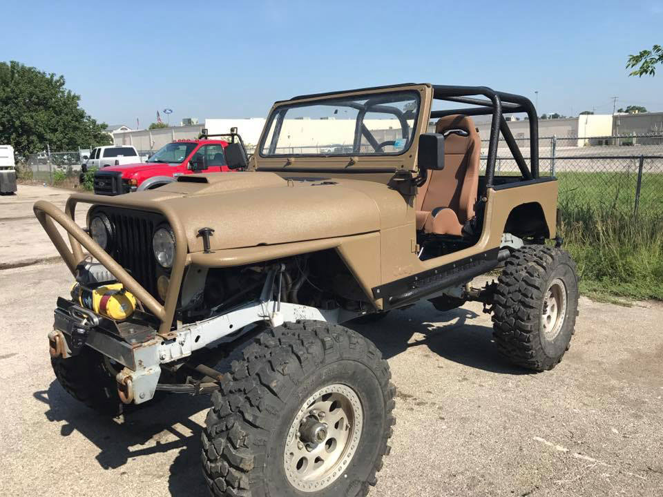 Суперлифтованный Jeep Wrangler на классической рессорной подвеске получил полимерную защиту кузова Line-X