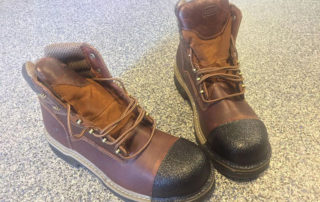 Защита носков рабочих ботинок от повреждения полимерным покрытием Line-X