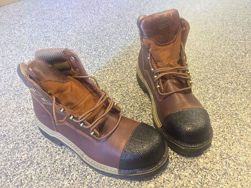 Защита носков рабочих ботинок от повреждения полимерным покрытием Line-X