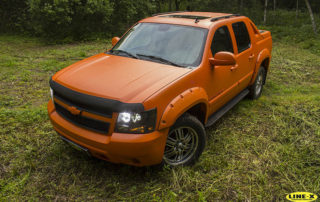 Полная защита кузова пикапа Chevrolet Avalanche от механических повреждений и коррозии полимерным покрытием Line-X оранжевого цвета