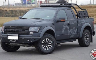 Тюнинг внедорожника Ford Raptor: установка силовых бамперов, экспедиционного багажника, лебедок, световых панелей, дополнительного топливного бака, защита от механических повреждений и коррозии полимерным покрытием Line-X, аэрография.