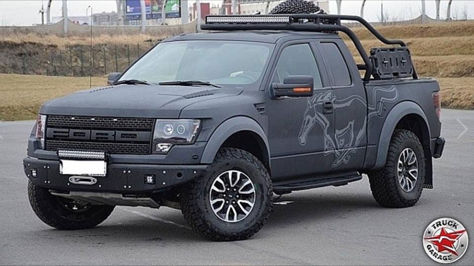 Тюнинг внедорожника Ford Raptor: установка силовых бамперов, экспедиционного багажника, лебедок, световых панелей, дополнительного топливного бака, защита от механических повреждений и коррозии полимерным покрытием Line-X, аэрография.