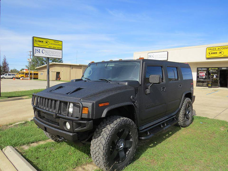 Защита кузова внедорожника Hummer H2 от механических повреждений и коррозии полимерным покрытием Line-X