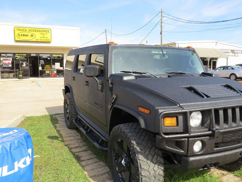 Защита кузова внедорожника Hummer H2 от механических повреждений и коррозии полимерным покрытием Line-X