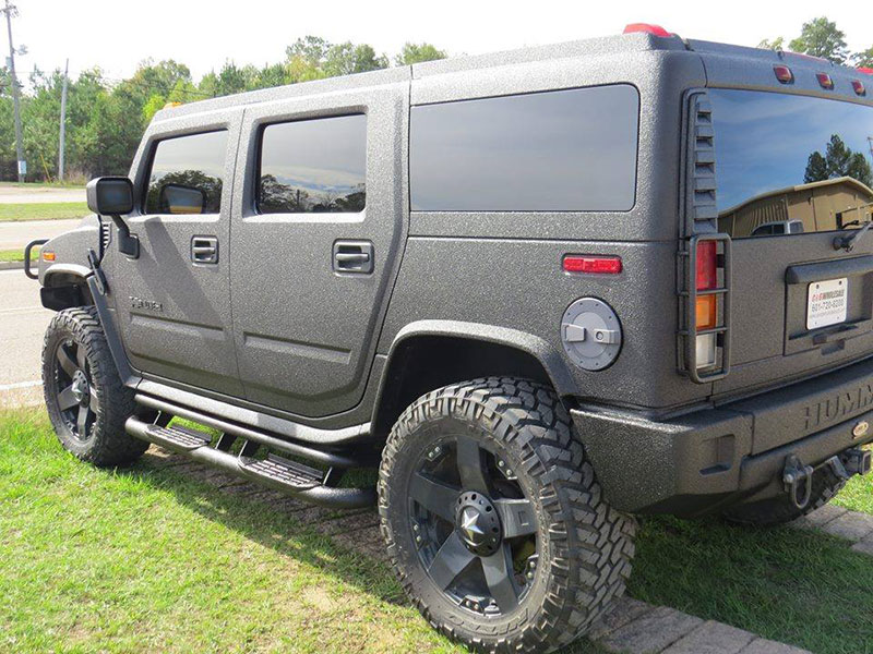 Защита кузова внедорожника Hummer H2 от механических повреждений и коррозии полимерным покрытием Line-X