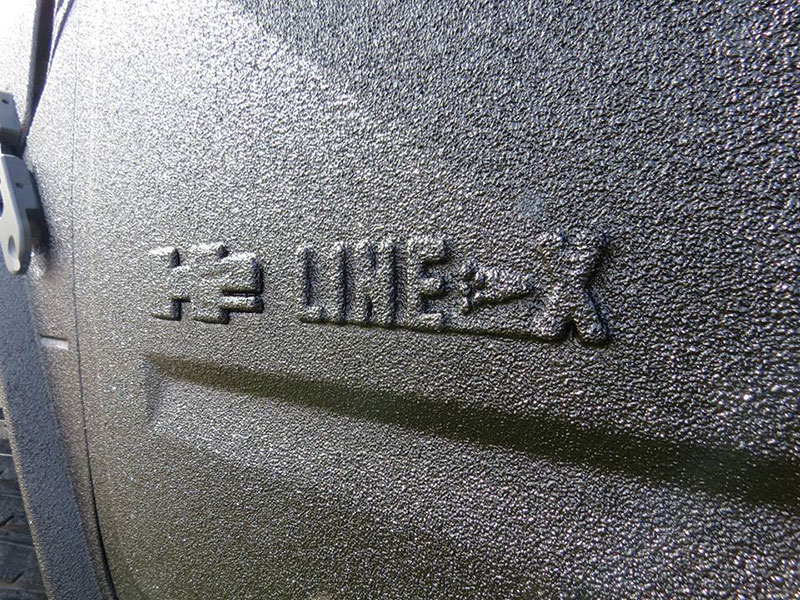 Защита кузова внедорожника Hummer H2 от механических повреждений и коррозии полимерным покрытием Line-X