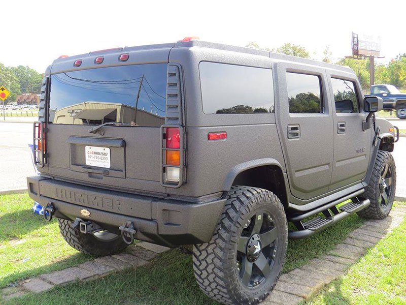 Защита кузова внедорожника Hummer H2 от механических повреждений и коррозии полимерным покрытием Line-X