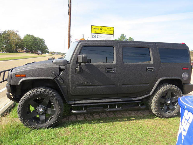 Защита кузова внедорожника Hummer H2 от механических повреждений и коррозии полимерным покрытием Line-X