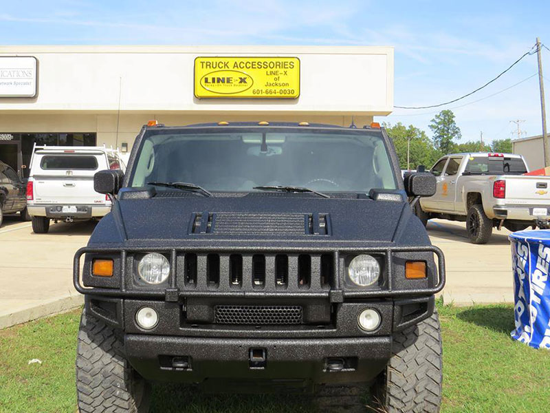 Защита кузова внедорожника Hummer H2 от механических повреждений и коррозии полимерным покрытием Line-X