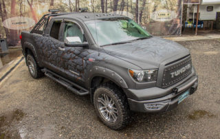 Защита кузова автомобиля от механических повреждений и коррозии полимерным покрытием Line-X, 3-D графика имитирующую лавовую корку, аэрография с логотипом Sepultura, тюнинг внедорожного пикапа Toyota Tundra