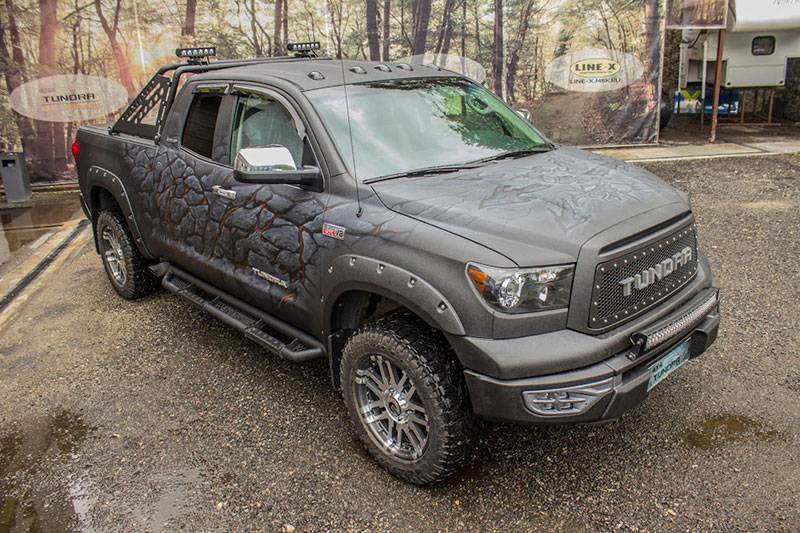 Защита кузова автомобиля от механических повреждений и коррозии полимерным покрытием Line-X, 3-D графика имитирующую лавовую корку, аэрография с логотипом Sepultura, тюнинг внедорожного пикапа Toyota Tundra
