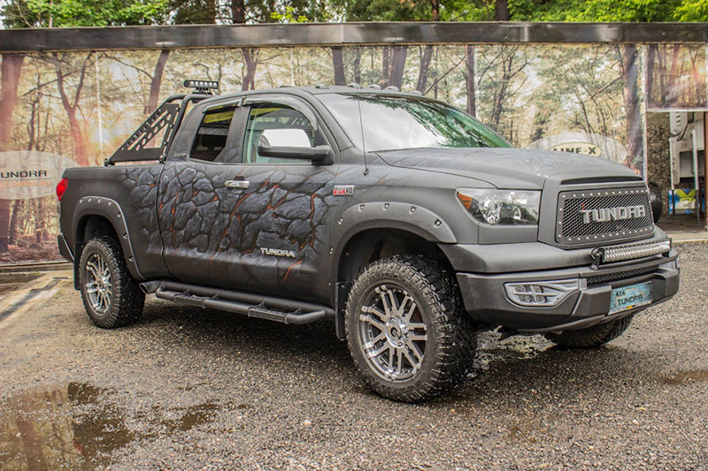 Защита кузова автомобиля от механических повреждений и коррозии полимерным покрытием Line-X, 3-D графика имитирующую лавовую корку, аэрография с логотипом Sepultura, тюнинг внедорожного пикапа Toyota Tundra
