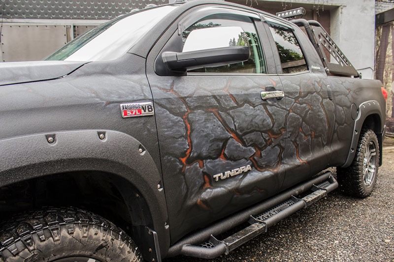 Защита кузова автомобиля от механических повреждений и коррозии полимерным покрытием Line-X, 3-D графика имитирующую лавовую корку, аэрография с логотипом Sepultura, тюнинг внедорожного пикапа Toyota Tundra
