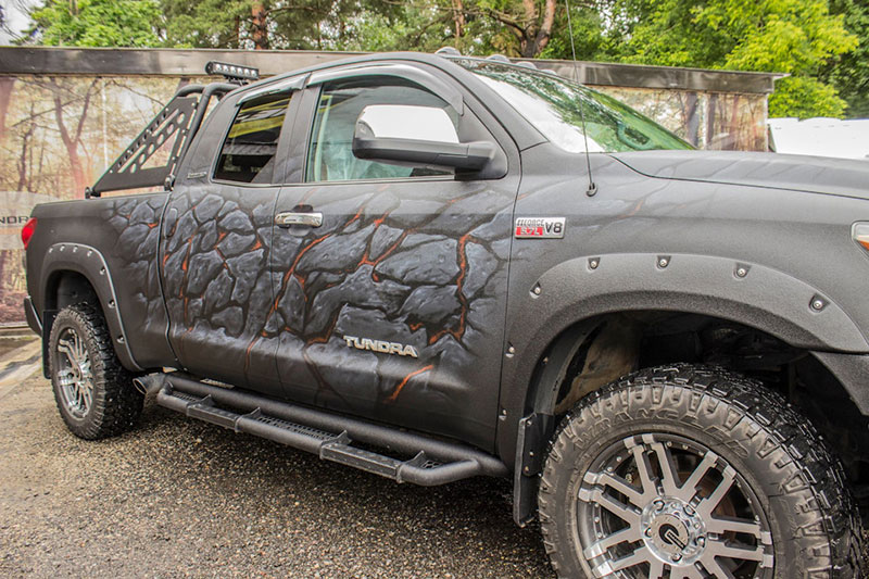Защита кузова автомобиля от механических повреждений и коррозии полимерным покрытием Line-X, 3-D графика имитирующую лавовую корку, аэрография с логотипом Sepultura, тюнинг внедорожного пикапа Toyota Tundra