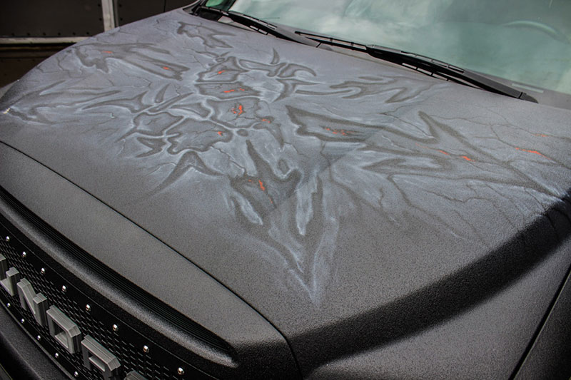 Защита кузова автомобиля от механических повреждений и коррозии полимерным покрытием Line-X, 3-D графика имитирующую лавовую корку, аэрография с логотипом Sepultura, тюнинг внедорожного пикапа Toyota Tundra