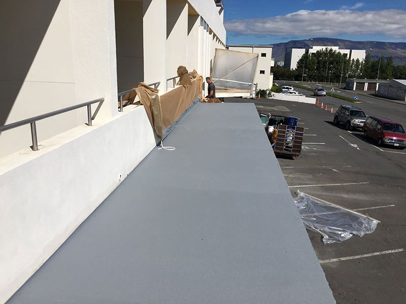 Гидро- теплоизоляция полимерным покрытием Line-X козырька торгового магазина