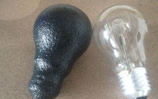 Лампочку, покрытую защитным полимерным покрытием Line-X невозможно разбить!