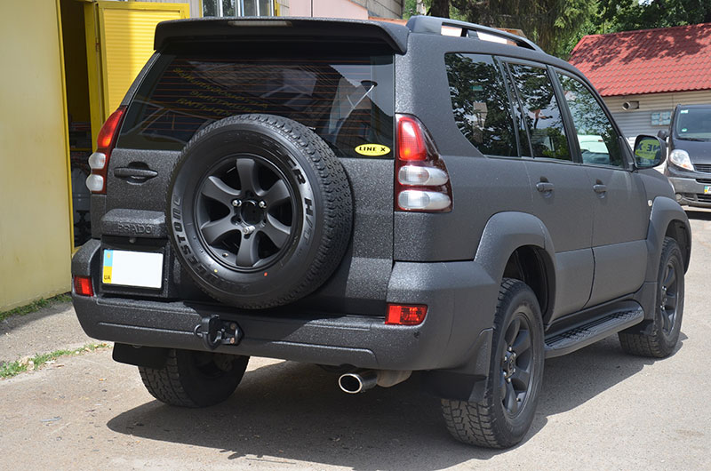 На фотографиях представлена наша последняя работа по стандартному пакету тюнинга внедорожника Prado 120, включающим в себя полную защиту кузов полимерным покрытием Line-X, окраску дисков, удаление хрома и чернение фар
