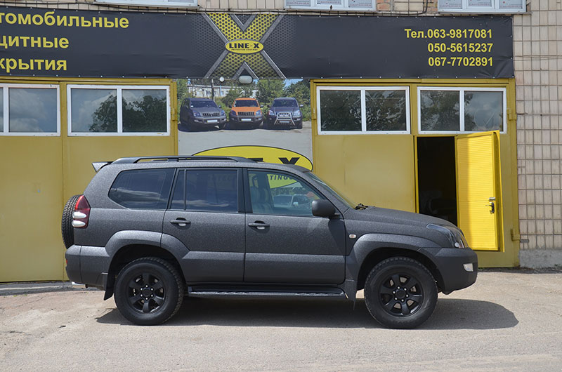 На фотографиях представлена наша последняя работа по стандартному пакету тюнинга внедорожника Prado 120, включающим в себя полную защиту кузов полимерным покрытием Line-X, окраску дисков, удаление хрома и чернение фар