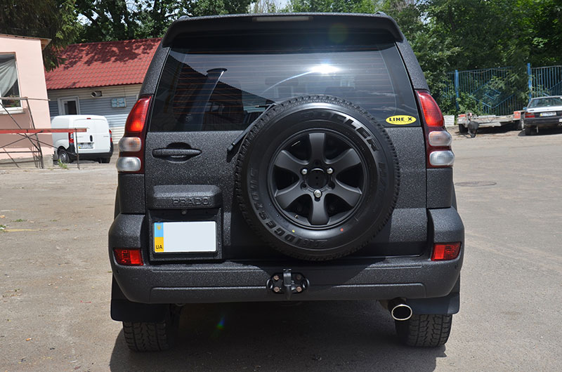 На фотографиях представлена наша последняя работа по стандартному пакету тюнинга внедорожника Prado 120, включающим в себя полную защиту кузов полимерным покрытием Line-X, окраску дисков, удаление хрома и чернение фар