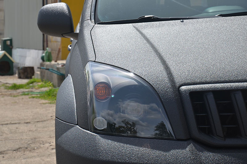 На фотографиях представлена наша последняя работа по стандартному пакету тюнинга внедорожника Prado 120, включающим в себя полную защиту кузов полимерным покрытием Line-X, окраску дисков, удаление хрома и чернение фар