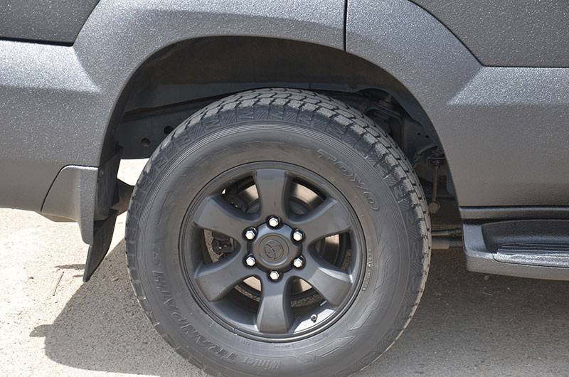 На фотографиях представлена наша последняя работа по стандартному пакету тюнинга внедорожника Prado 120, включающим в себя полную защиту кузов полимерным покрытием Line-X, окраску дисков, удаление хрома и чернение фар