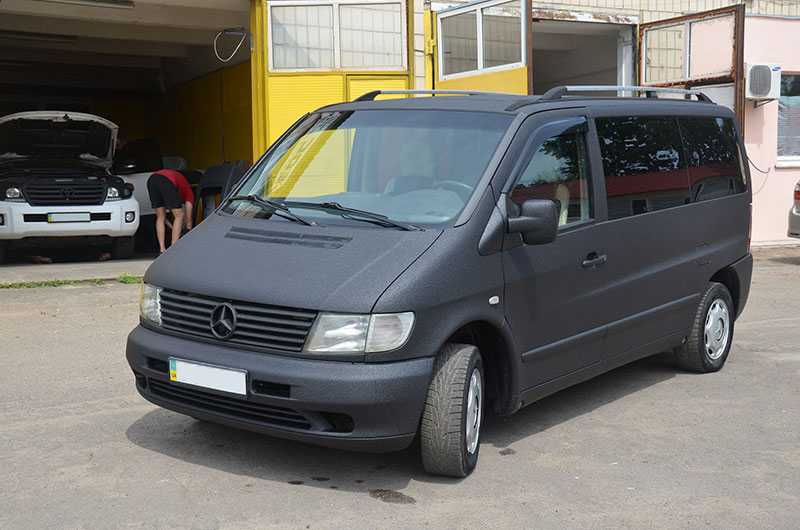 Защита микроавтобуса Mercedes Vito от механических повреждений и коррозии путем нанесения полимерного покрытия Line-X.