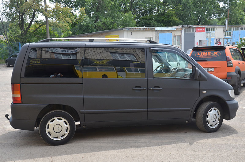 Защита микроавтобуса Mercedes Vito от механических повреждений и коррозии путем нанесения полимерного покрытия Line-X.
