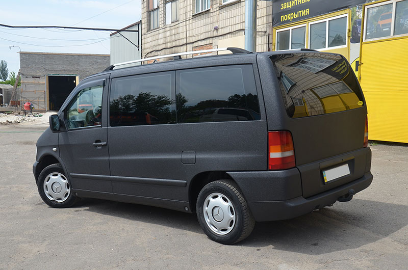 Защита микроавтобуса Mercedes Vito от механических повреждений и коррозии путем нанесения полимерного покрытия Line-X.