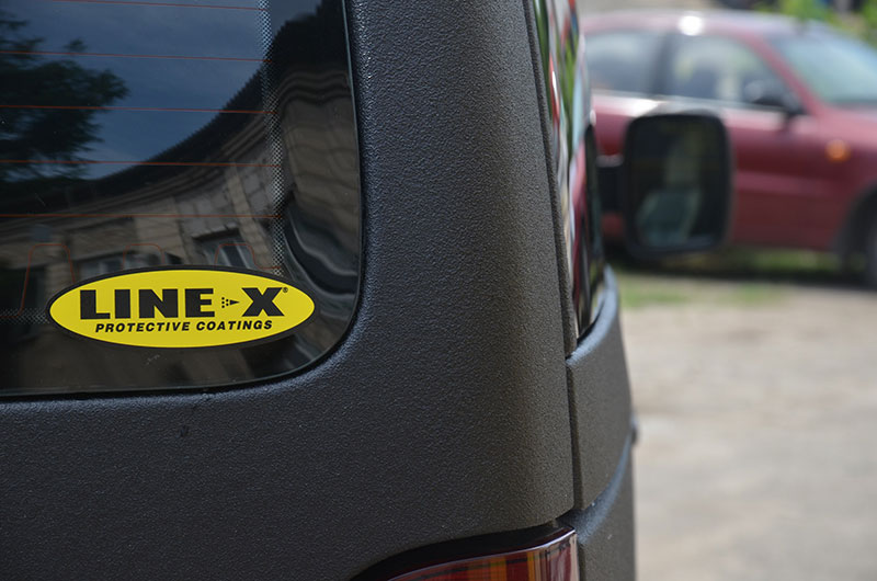 Защита микроавтобуса Mercedes Vito от механических повреждений и коррозии путем нанесения полимерного покрытия Line-X.
