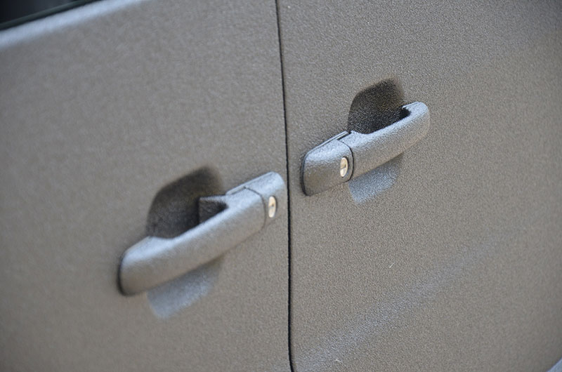 Защита микроавтобуса Mercedes Vito от механических повреждений и коррозии путем нанесения полимерного покрытия Line-X.