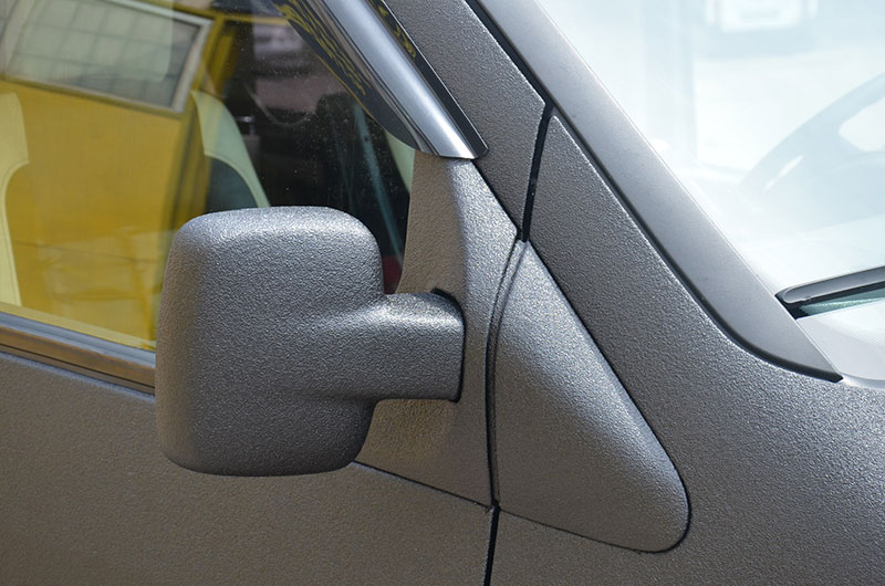 Защита микроавтобуса Mercedes Vito от механических повреждений и коррозии путем нанесения полимерного покрытия Line-X.