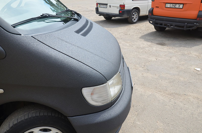 Защита микроавтобуса Mercedes Vito от механических повреждений и коррозии путем нанесения полимерного покрытия Line-X.