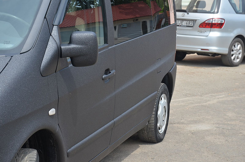 Защита микроавтобуса Mercedes Vito от механических повреждений и коррозии путем нанесения полимерного покрытия Line-X.