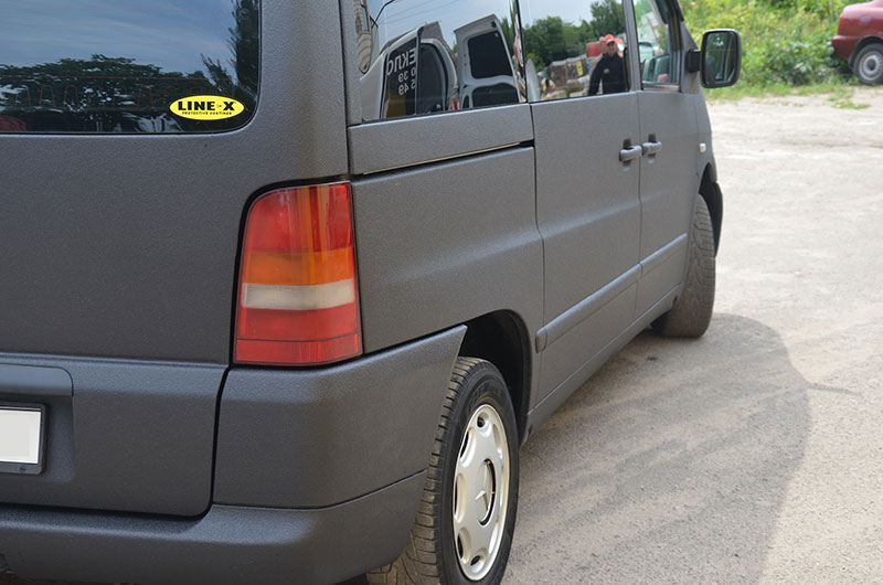 Защита микроавтобуса Mercedes Vito от механических повреждений и коррозии путем нанесения полимерного покрытия Line-X.