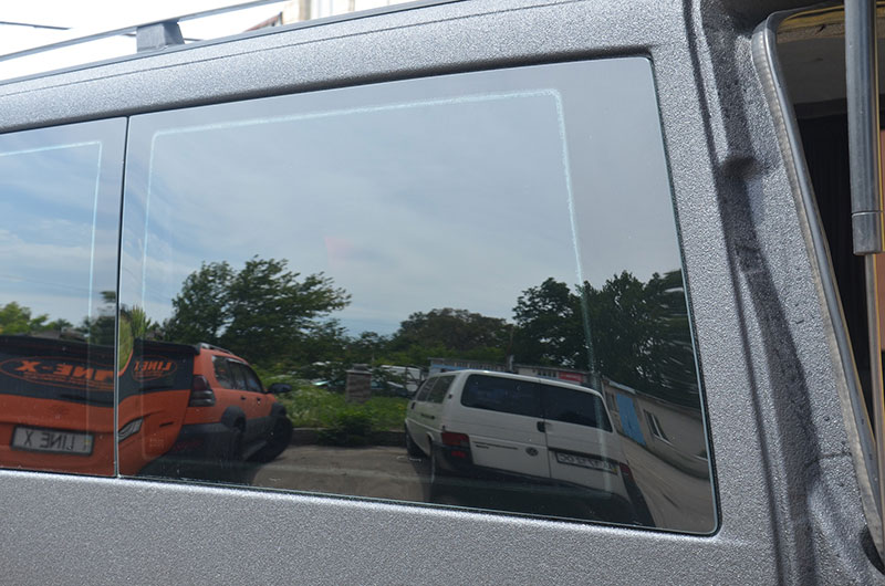 Защита микроавтобуса Mercedes Vito от механических повреждений и коррозии путем нанесения полимерного покрытия Line-X.