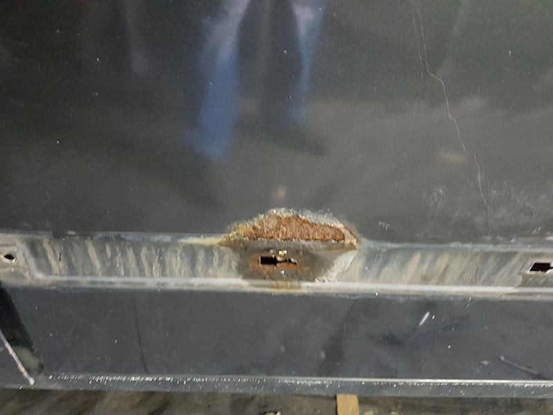 Защита микроавтобуса Mercedes Vito от механических повреждений и коррозии путем нанесения полимерного покрытия Line-X.