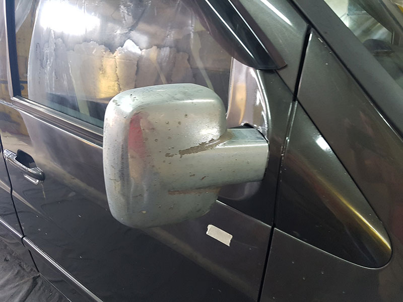 Защита микроавтобуса Mercedes Vito от механических повреждений и коррозии путем нанесения полимерного покрытия Line-X.